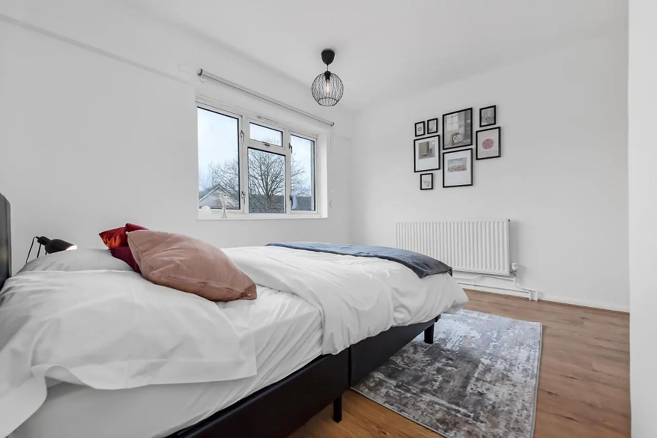Apartment Stylish Excel 3 Bedroom Flat London