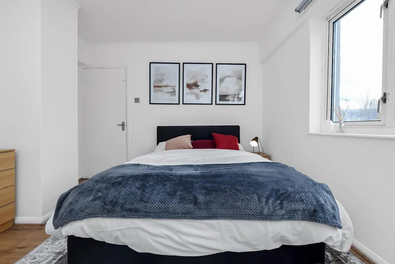 Stylish Excel 3 Bedroom Flat London 0*,
