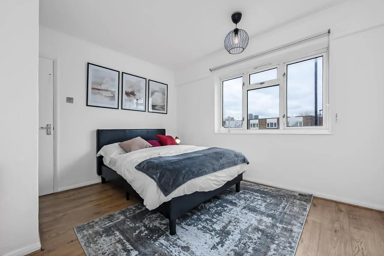 Stylish Excel 3 Bedroom Flat London Apartment