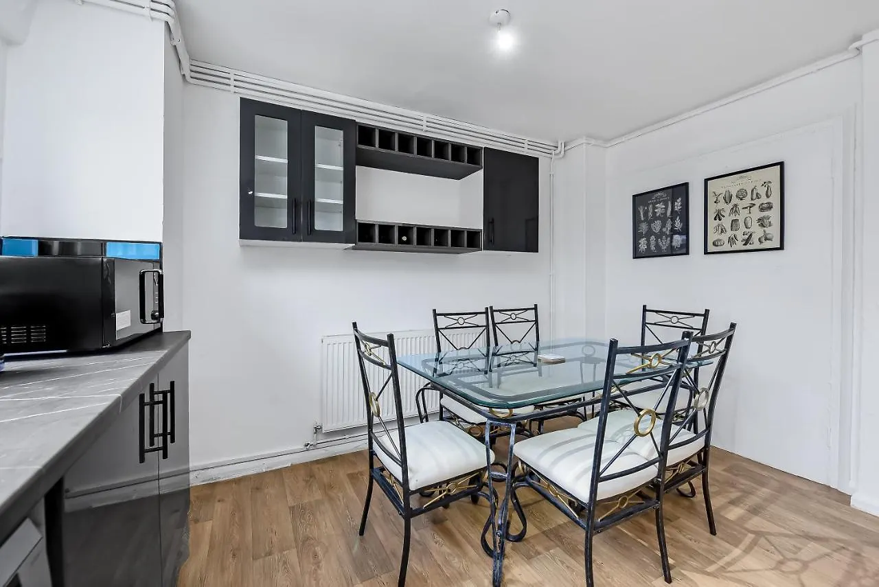 Stylish Excel 3 Bedroom Flat London