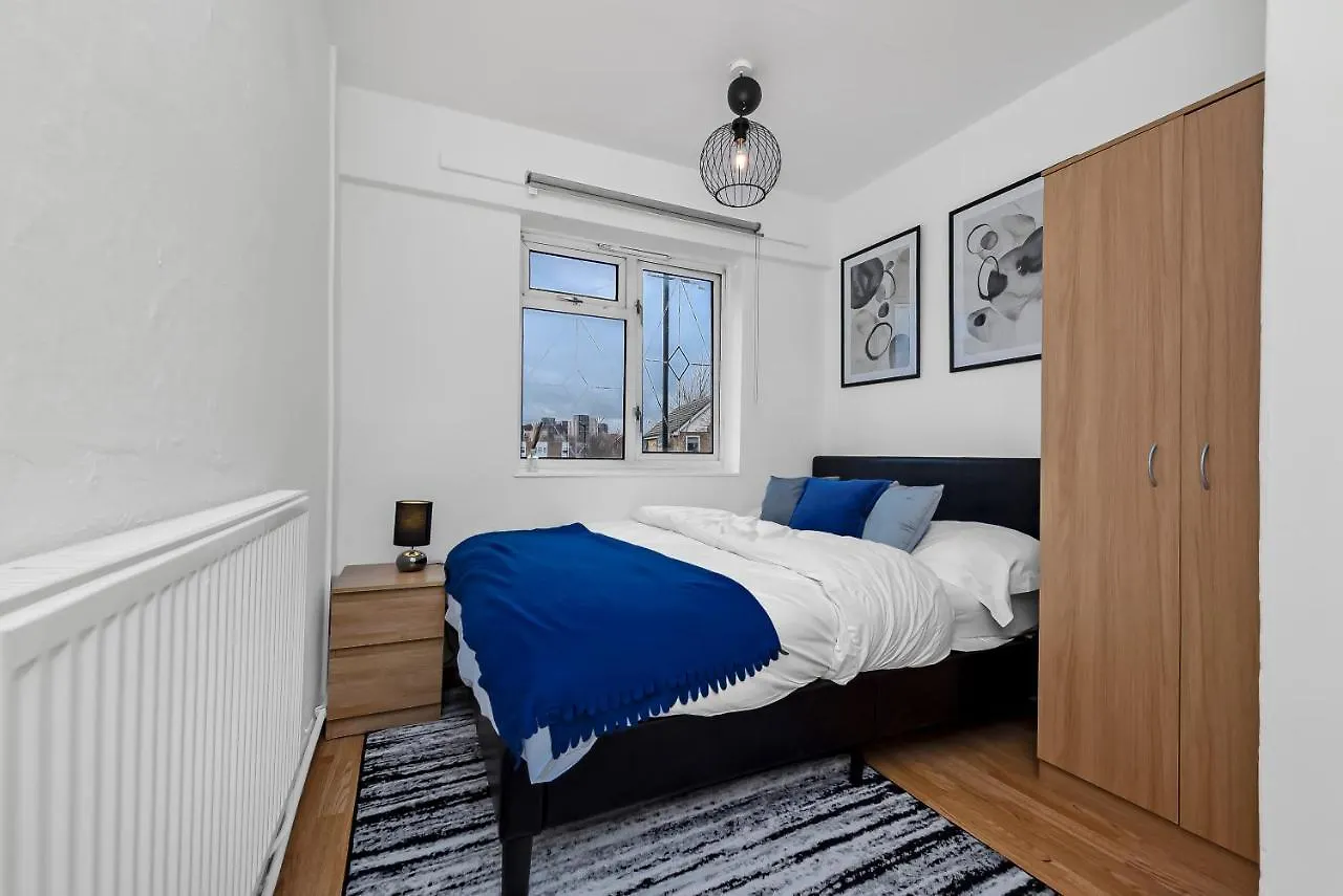 Apartment Stylish Excel 3 Bedroom Flat London